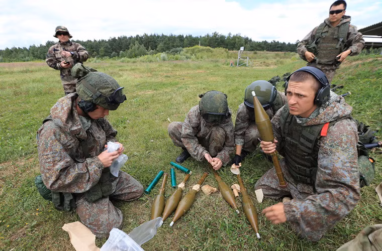 Dù là lực lượng vũ trang thuộc Bộ Nội vụ Nga, nhưng Vệ binh Quốc gia Nga được trang bị không khác gì một đơn vị quân đội chính quy của nước này thậm chí có phần tốt hơn.