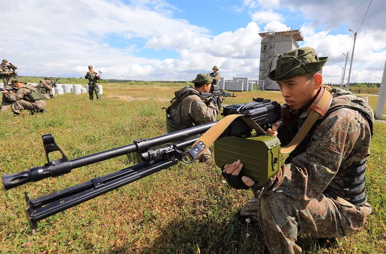 Kích thước của khẩu súng máy PKM này có vẻ hơi quá tầm đối với binh sĩ Trung Quốc.