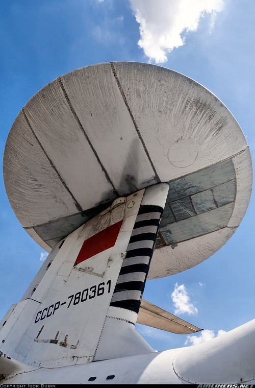 Cận cảnh hệ thống radar hình dĩa Vega-M Kvant của An-71 cùng với đó là cánh đuôi ngược của nó. Vega-M Kvant được quảng cáo là có thể theo dõi 400 mục tiêu cùng lúc với tầm hoạt động lên tới 370km.