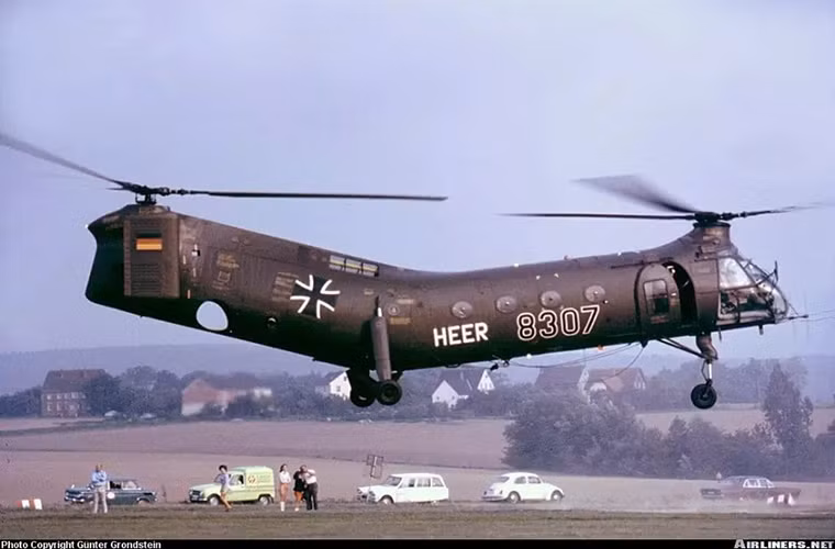 Dù không mấy thành công với mẫu trực thăng Piasecki HRP Rescuer Quân đội Mỹ tiếp tục phát triển CH-21 dựa trên nền tảng của HRP, nó có thiết kế tương tự với hệ thống hai cánh quạt nâng ở đầu và cuối thân máy bay nhưng sở hữu phần khung chắc chắn hơn và gần như tương tự CH-47 sau này.