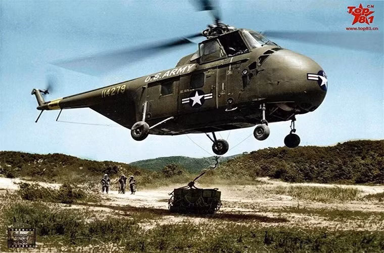 Trong ảnh là mẫu trực thăng vận tải quân sự H-19 được Không quân Mỹ sử dụng trong Chiến tranh Triều Tiên, nó có thể chở theo tối đa 12 binh sĩ cùng phi hành đoàn với tầm hoạt động hơn 700km.