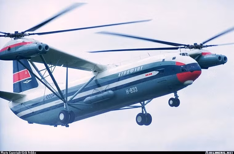 Không giống như các dòng trực thăng của Mỹ có thiết kế nhỏ gọn và cơ động, các dòng trực thăng của Liên Xô thương có thiết kế khá lớn nhưng hiệu suất hoạt động của chúng luôn vượt trội điển hình như chiếc Mil Mi-12 này.