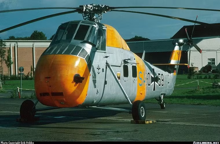 Để có được thành công như ngày hôm này lịch sử phát triển của trực thăng đã trải qua không ít thăng trầm với những thiết kế trực thăng đầu tiên khá kì dị nhưng chúng vẫn được đưa vào trang bị. Trong ảnh là mẫu trực thăng vận tải quân sự được sản xuất hàng loạt đầu tiên của Quân đội Mỹ Sikorsky H-19 Chickasaw, cuộc chiến đầu tiên của nó là Chiến tranh Triều Tiên.