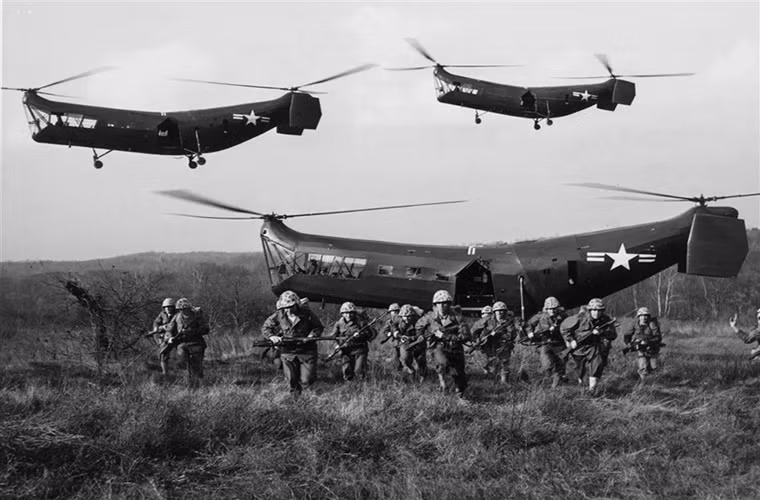 Nhu cầu sử dụng trực thăng cho mục đích quân sự ngày càng lên cao đi kèm với đó là sự phát triển của các dòng trực thăng có khả năng chở theo hàng chục binh sĩ và vũ khí . Điều này giúp trực thăng trở thành thứ vũ khí không thể thay thế trên trong chiến tranh hiện đại. Nhìn bức hình này không ai nghĩ đây là tiền thân của dòng trực thăng vận tải huyền thoại CH-47 và nó là dòng trực thăng cứu hộ Piasecki HRP Rescuer.