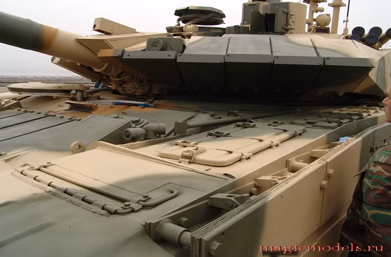 Relikt là thế hệ ERA thứ ba của Nga, sử dụng vật liệu phản ứng nổ 4S23 và sau này là 4S24. Ngoài ra thiết kế của nó cũng khác biệt so với các dòng ERA trước đây khi chuyển đổi bố trí giáp phản ứng nổ từ dạng Block sang Modul làm tăng khả năng khai thác, dễ lắp đặt bảo dưỡng. Trong ảnh là một chiếc T-90AM của Nga với giáp Relikt.