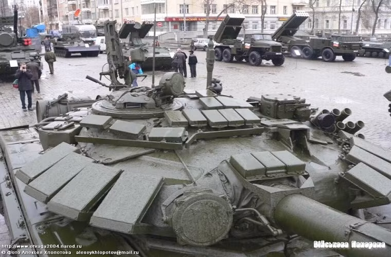 Hệ thống giáp phản ứng nổ hiện đại nhất của Nga hiện nay là Relikt, nó có khả năng kích nổ trước khi viên đạn hoặc đầu đạn tên lửa tiếp cận hệ thống giáp chính của một chiếc xe tăng nhờ vào hệ thống radar cảnh giới. Relikt được Quân đội Nga đưa vào trang bị từ năm 2006 và được tích hợp trên các dòng xe tăng hiện đại nhất của Nga hiện nay như T-72B3M, T-90AM hay siêu tăng T-14 Armata.