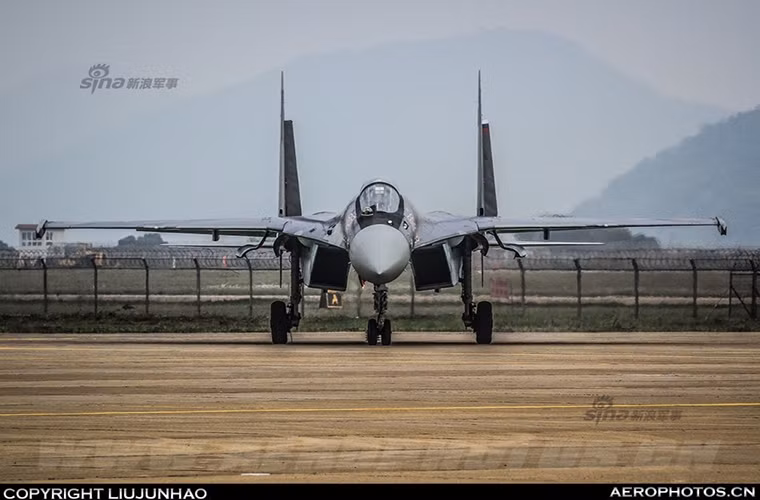 Cận cảnh Su-35 tiêm kích đa năng thế hệ mới của Không quân Nga sở hữu sức mạnh được xem như ngang ngửa so với các dòng máy bay chiến đấu thế hệ thứ 5 với khả năng tàng hình hạn chế.