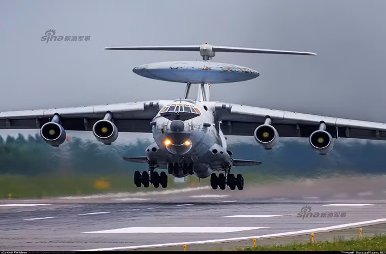 Máy bay cảnh báo sớm và chỉ huy trên không Beriev A-50 của Không quân Nga, được phát triển từ máy bay vận tải quân sự hạng nặng IL-76 nó có tầm hoạt động lên tới 6.400km.