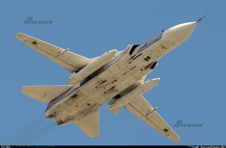 Một góc nhìn khác của chiếc Su-24M, với 8 giá treo vũ khí nó có thể mang theo 8 tấn vũ khí các loại từ bom thông dụng cho tới tên lửa dẫn đường.