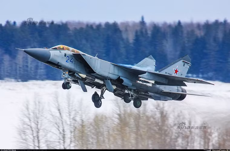 MiG-31 cũng là mẫu chiến đấu cơ có tốc độ bay nhanh nhất từng được con người chế tạo với vận tốc di chuyển tối đa có thể lên đến Mach 2.83 tức 3.000km/h.