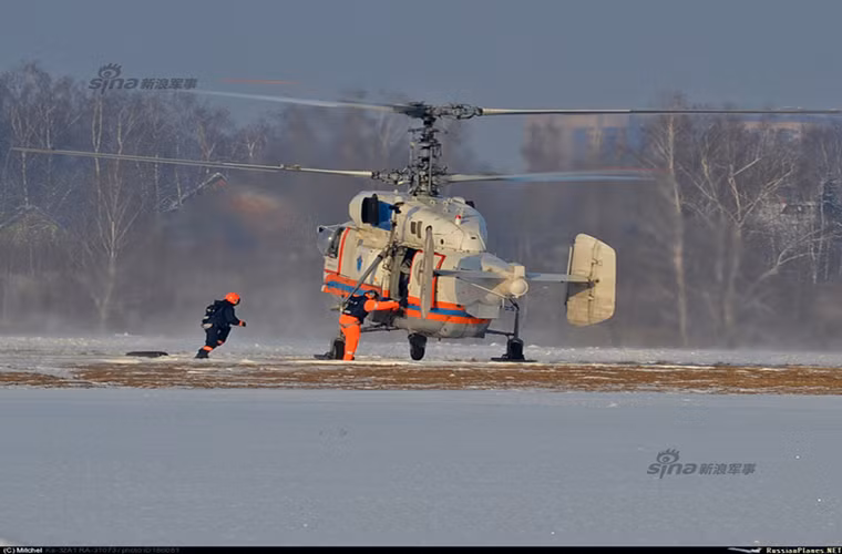 Trong ảnh là trực thăng cứu hộ Ka-32 thuộc Bộ Tình trạng Khẩn cấp Nga, nó được phát triển dựa trên trực thăng chống ngầm Ka-27.
