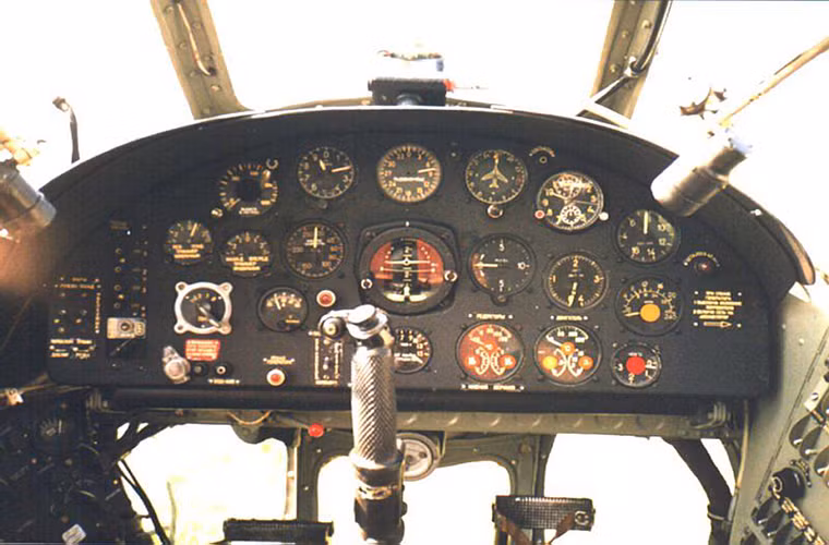 Đến năm 1957, Mil giới thiệu một biến thể nâng cấp Mi-1M với thay đổi chính là không gian bên trong cabin của máy bay với thiết kế rộng hơn nhằm tạo các giác thoải mái cho phi hành đoàn. Trong ảnh là buồng lái của của một chiếc Mi-1 vẫn còn hoạt động cho tới tận ngày nay.