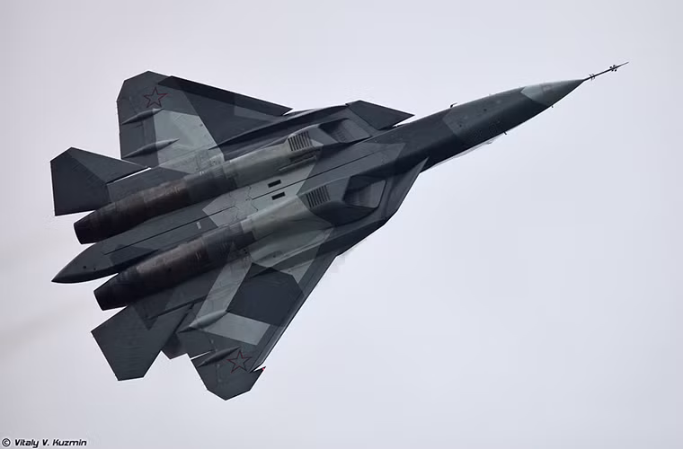 FGFA là biến thể xuất khẩu dành cho Ấn Độ của dòng máy bay chiến đấu tàng hình thế hệ thứ 5 đầu tiên của Nga Sukhoi T-50. Sau nhiều năm đàm phán Ấn Độ đã quyết định hợp tác với Nga phát triển FGFA và mỗi nước sẽ đóng góp ít 4 tỷ USD cho chương trình này. Trong khi đó Ấn Độ lên kế hoạch mua tới 200 chiếc FGFA trong tương lai.