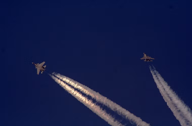 Trong giai đoạn 2012-2015, Ấn Độ đã ký 162 hợp đồng mua vũ khí mới trong đó Nga dành được 18 hợp đồng còn Mỹ là 13. Tất nhiên số lượng các hợp đồng này khá nhỏ nhưng giá trị của chúng lại rất lớn và lợi thế về mặt chuyển giao công nghệ trong tương lai gần vẫn sẽ là chiến lược hiệu quả của các công ty quốc phòng Nga tại thị trường Ấn Độ.