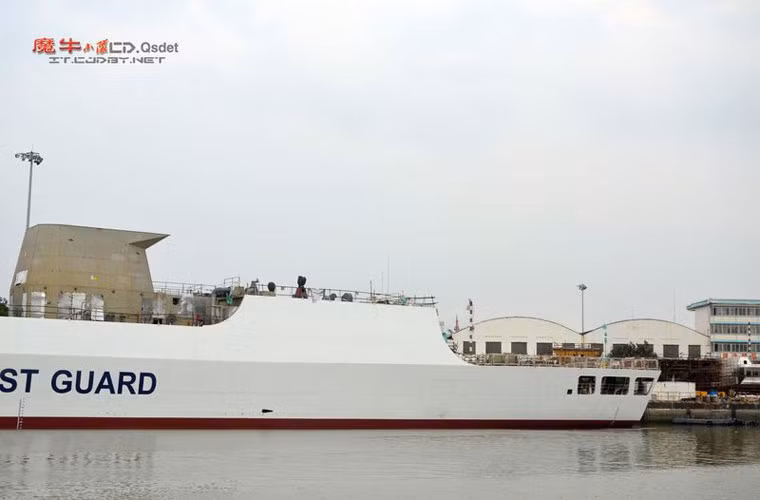 Tàu hải cảnh 46031 được thiết kế với sân đỗ trực thăng và nhà chứa máy bay.