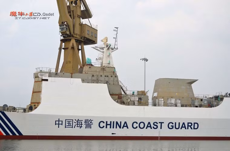 Đồng thời về động cơ của tàu, có thể được trang bị thêm thiết bị đẩy bằng điện, giúp tàu có khả năng cơ động và linh hoạt cao hơn trong quá trình thi hành luật trên biển.