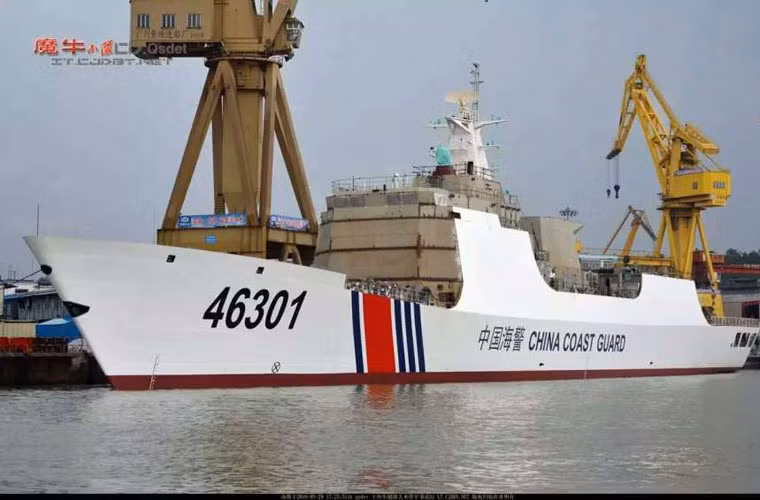 Điều đáng nói là chiếc tàu hải cảnh này có phần khung thân y hệt tàu hộ vệ tên lửa Type 054A - tàu hộ vệ hiện đại nhất của Trung Quốc hiện nay.