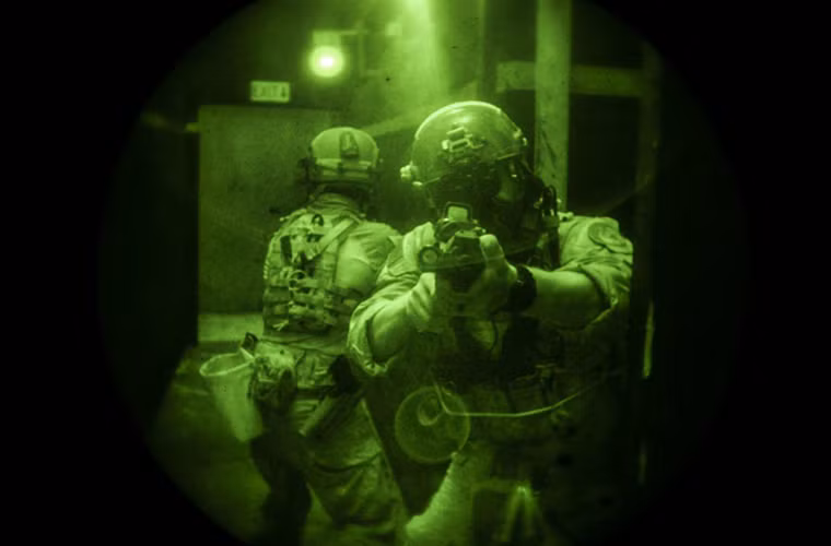 "Luôn có những thợ săn và những con mồi. Bằng kỹ năng của mình, bạn sẽ là người quyết định xem mình sẽ trở thành thợ săn hay con mồi".