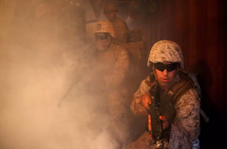 "Bạn là một phần của lực lượng quân sự đáng sợ và đáng tin cậy nhất trên thế giới. Nhưng hãy sử dụng bộ não của bạn trước khi sử dụng vũ khí của mình".