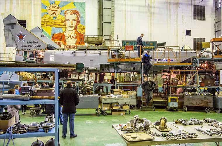 Toàn bộ một chiếc tiêm kích MiG-31 sẽ bị tháo rời khi nó được nâng cấp lên biến thể MiG-31BM và thứ duy nhất được giữ nguyên trên biến thể này là hệ thống động cơ phản lực Soloviev D-30F6.