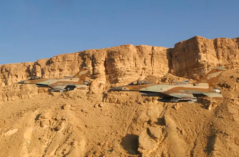 Nếu không tinh mắt bạn sẽ không thể nào dễ dàng nhận ra hai chiếc tiêm kích đa năng F-16 này của Lực lượng Phòng vệ Israel đang bay sát vách núi này.