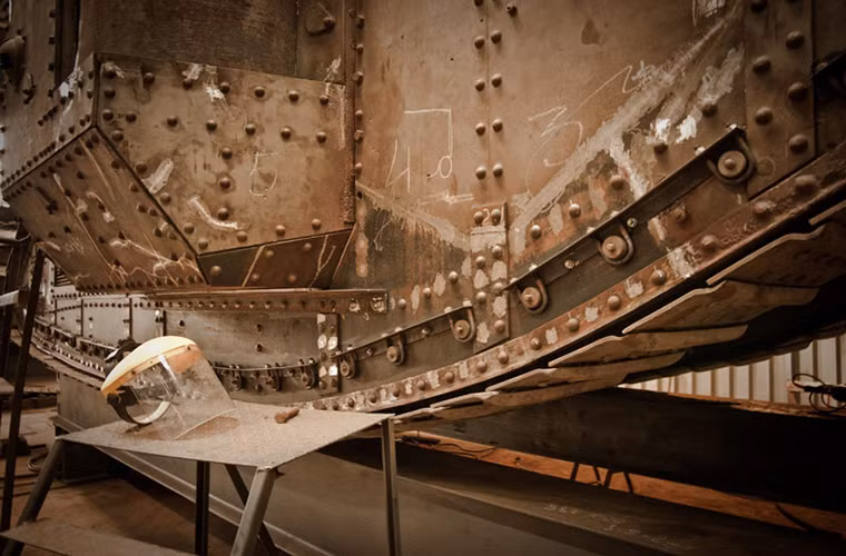 Cả hai chiếc xe tăng này được tìm thấy trong một nhà kho lưu trữ ở Ukraine. Nhưng chúng đã bị bỏ mặc ở đó trong nhiều thập kỷ. Chính quyền Ukraine khi đó đã quyết định tân trang và phục chế lại bộ đôi Mark V này để trưng bày như một tượng đài lịch sử.