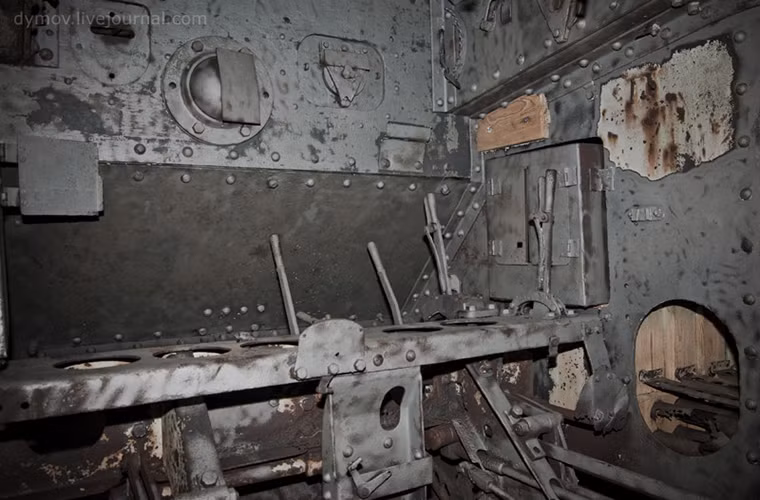 Nặng tới 29 tấn nhưng một chiếc Mark V “Đực” chỉ được trang bị một động cơ xăng có công suất 150 mã lực và hiển nhiên nó chỉ có thể di chuyển với vận tốc hạn chế khoảng 8km/h. Trong ảnh là vị trí lái của Mark V “Đực” dù không gian bên trong xe khá thoải mái nhưng để điều khiển nó lại cả một vấn đề.