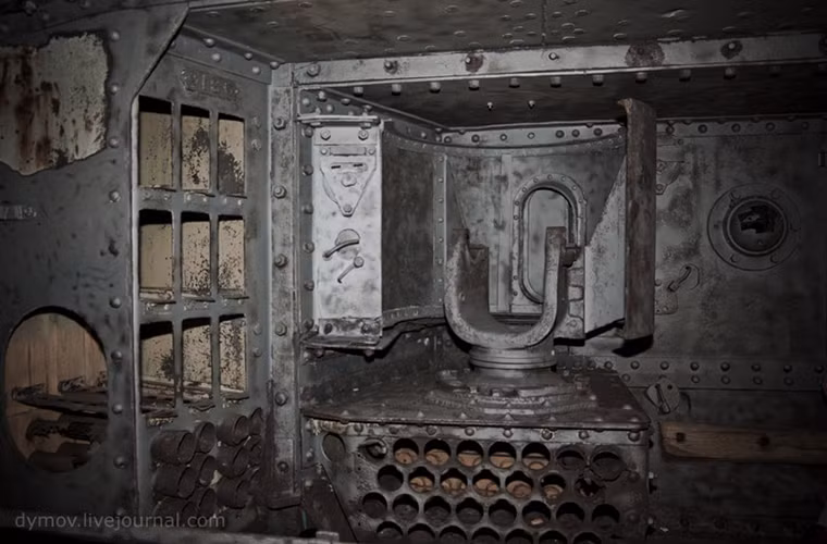 Nó có tới hai biến thể khác nhau gồm “Đực” và “Cái” với thiết kế gần như tương đồng. Tất nhiên chúng cũng có những điểm khác biệt như Mark V, “Đực” được trang bị hai pháo 57mm cùng bốn súng máy 7.7mm, trong khi đó Mark V “Cái” chỉ được trang bị 6 súng máy 7.7mm. Hình ảnh bên trong một chiếc Mark V “Đực” với các ổ chứa đạn pháo 57mm nó có thể mang theo tới hơn 200 viên đạn.