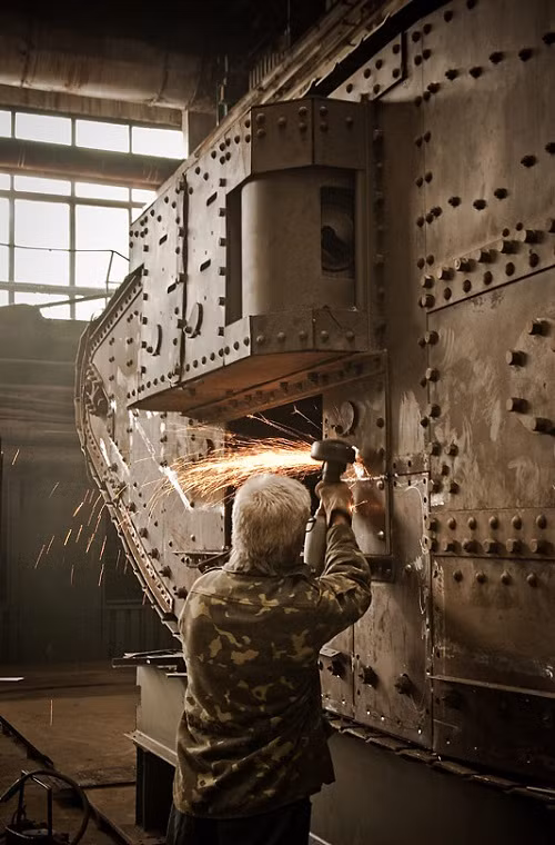 Có một điều khá bất ngờ là bộ đôi Mark V trên không thuộc về Ukraine mà là của Nga. Khi chúng là một trong những chiếc Mark V đầu tiên được Quân đội Nga hoàng đưa vào trang bị từ năm 1917 trong Chiến tranh Thế giới thứ I và sau đó là trong tay Hồng quân sau Cách mạng Tháng 10. Mark V tiếp tục hoạt động một khoảng thời gian dài sau đó trong Nội chiến Nga ở cả hai phía và cuối cùng là trong Chiến tranh Thế giới thứ II tại Tallinn trong một đơn vị tăng thiết giáp của Hồng quân Liên Xô vào năm 1941.