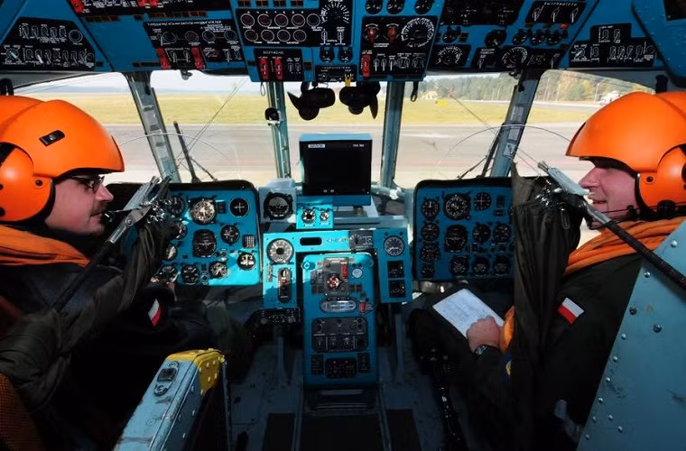 Mi-14 có trọng lượng cất cánh tối đa 14 tấn và được trang bị hai động cơ Klimov TV3 có công suất 1.454 kW cho mỗi chiếc, nó có thể bay với vận tốc tối đa 230km/h. Nó có thể mang theo nhiều loại ngư lôi và bom chống ngầm khác nhau do Liên Xô phát triển trước đây. Bên trong buồng lái một chiếc Mi-14 của Ba Lan.