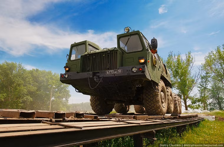 Một chiếc MAZ-7310 có thể chở theo tối đa 22 tấn thiết bị hoặc hàng hóa, nó được trang bị một động cơ diesel có công suất hơn 520 mã lực với tốc độ di chuyển tối đa gần 60km/h.