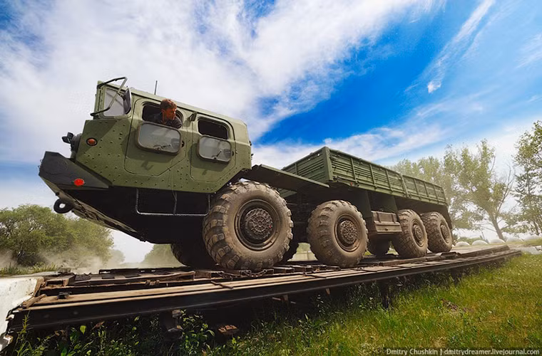 Lữ đoàn cơ giới số 37 là một trong những trung tâm đào tạo lái xe quân sự hàng đầu của Quân đội Nga tại vùng Ostrogozhsk, nơi chuyên đào tạo lái xe cho các đơn vị thuộc lực lượng vũ trang Liên Xô trước đây và Nga sau này. Sau khi tốt nghiệp khóa huấn luyện, các học viên của lữ đoàn 37 có thể lái được hầu hết mọi dòng xe quân sự có trong biên chế của Quân đội Nga.