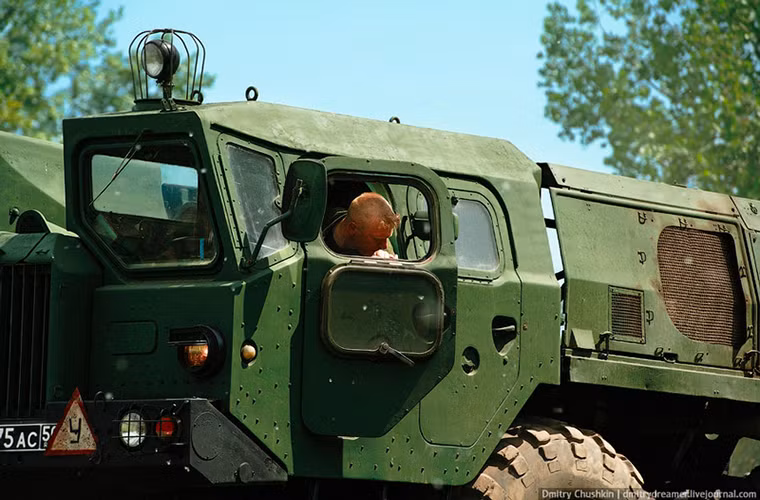 Việc điều khiển một chiếc MAZ-7310 là điều không hề dễ, nhất là với các thiết bị quân sự hoặc tên lửa mà nó mang theo.