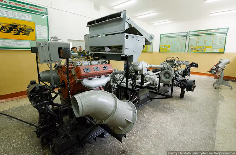 Để làm được điều đó các học viên cũng được tiếp xúc trực tiếp với các mẫu động cơ hay hệ thống vận hành cơ bản nhất của một chiếc xe.