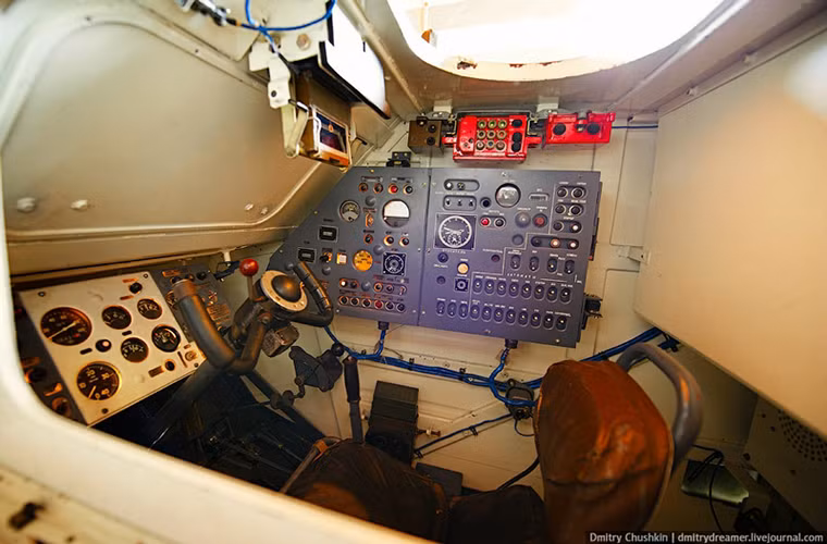 Hình ảnh bên trong một thiết bị lái xe mô phỏng của xe bọc thép chở quân BTR được trang bị cho trung tâm đào tạo cơ giới của lữ đoàn 37.