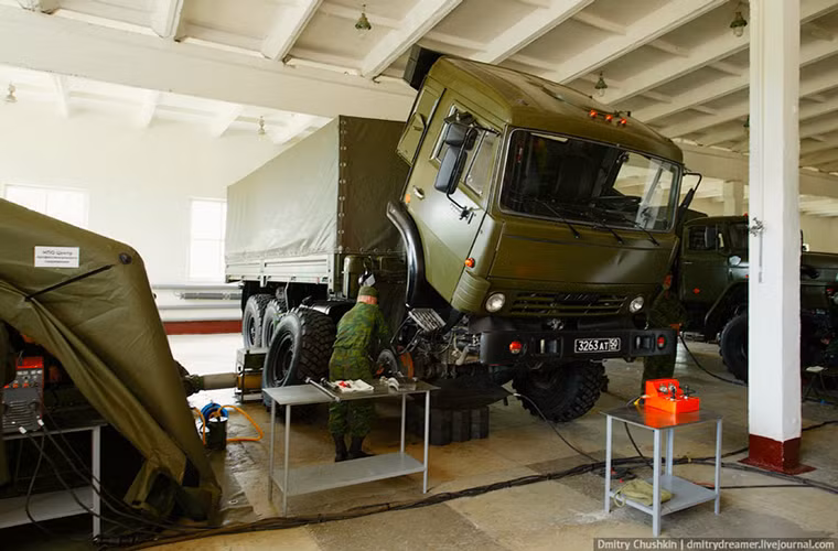 Trong ảnh là một học viên lái xe của lữ đoàn 37 thực hành sửa chữa xe tải đặc chủng Kamaz-5350 dòng xe tải quân sự tiêu chuẩn của Quân đội Nga.