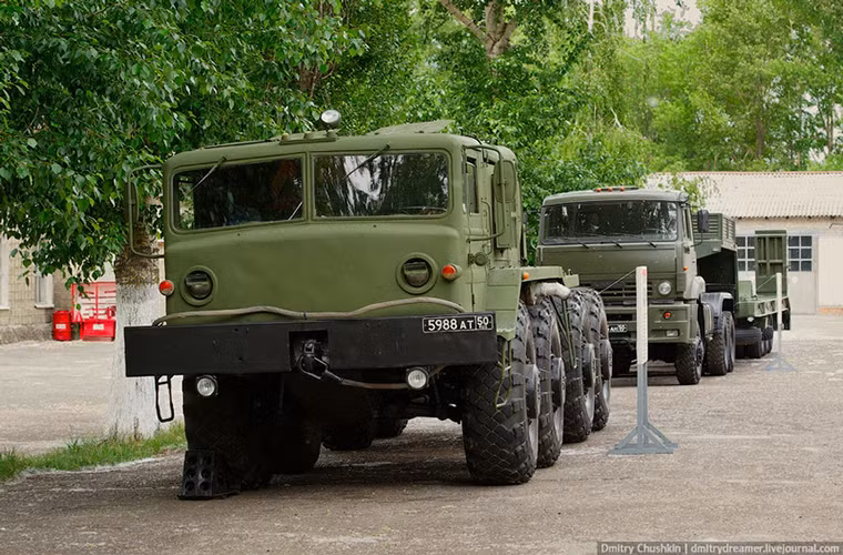 Để điều khiển một chiếc xe tải đặc chủng nặng hàng chục tấn là điều không hề đơn giản. Trong giai đoạn đầu các học viên đều sẽ được vận hành thử mẫu xe tải đặc chủng khá quen thuộc là MAZ-535 do Liên Xô chế tạo, tất nhiên mẫu xe này đã bị loại biên khỏi Quân đội Nga những vẫn còn phục vụ trong huấn luyện.