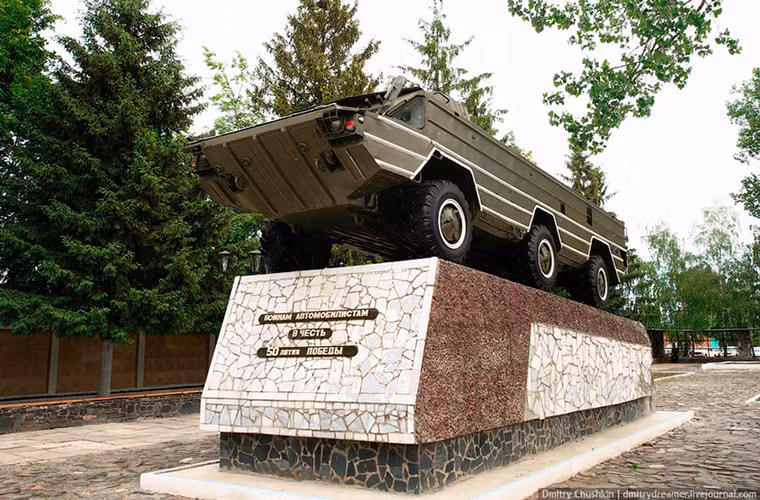 Ngay cổng vào lữ đoàn 37 là một tượng đài được xây dựng từ thời Liên Xô với biểu tượng của đơn vị là khung gầm bọc thép đặc chủng BAZ-5937 vốn là nền tảng khung gầm cơ bản của khá nhiều tổ hợp tên lửa do Liên Xô chế tạo trước đây.