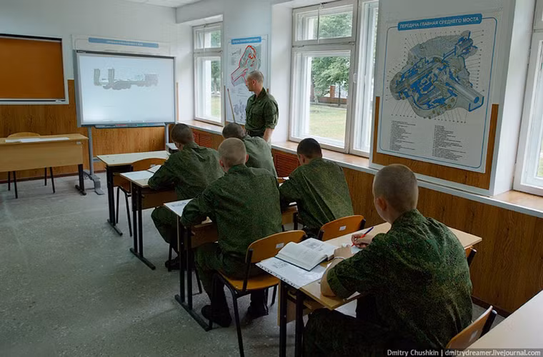 Các học viên lái xe của lữ đoàn 37 sẽ được học mọi kiến thức cơ bản của các dòng xe quân sự của Nga từ hệ thống động cơ cho đến hệ thống điện trên xe. Và việc nắm vững các nội dung này sẽ giúp lái xe rất nhiều trong quá trình sử dụng trang bị.