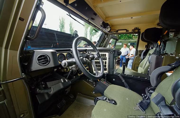 Bên cạnh đó là một loạt mẫu xe bọc thép khác như Tigr và UAZ.