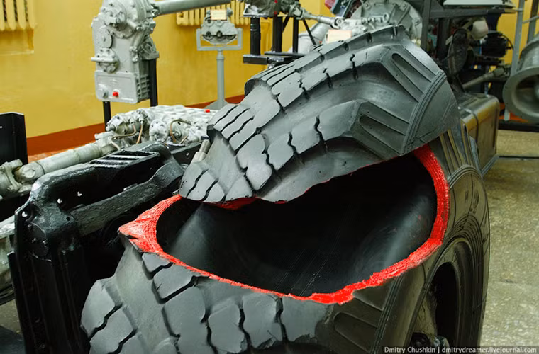 Mọi bộ phận cấu tạo nên một chiếc xe quân sự đặc chủng đều sẽ lần lượt được giới thiệu trong suốt khóa học. Thậm chí là cấu tạo của một chiếc bánh xe như trong hình.