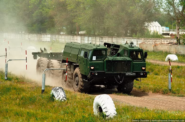 Tại trung tâm huấn luyện của lữ đoàn 37 tất nhiên cũng không thể thiếu mẫu khung gầm đặc chủng nổi tiếng nhất của Liên Xô là MAZ-7310 được sử dụng trong hầu hết các tổ hợp tên lửa phòng không và tên lửa đạn đạo chiến thuật do Liên Xô phát triển trước đây.