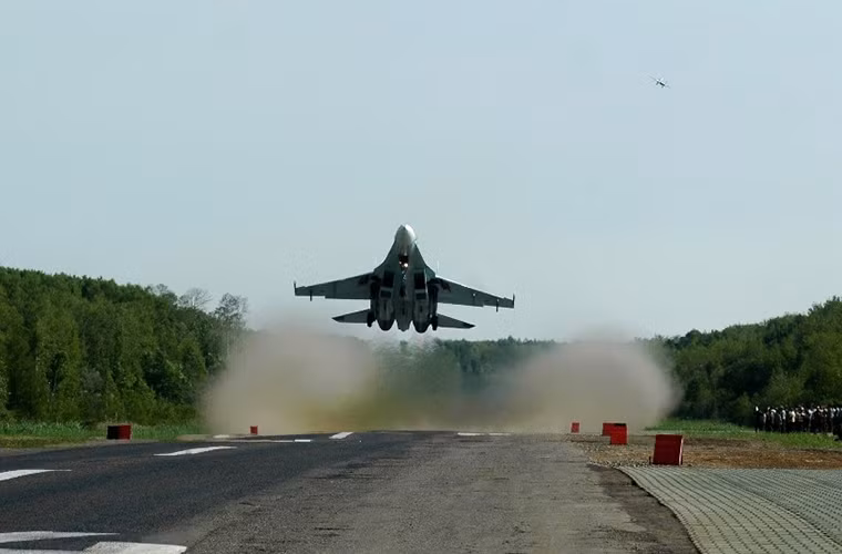 Ở một địa điểm khác là đường cao tốc dài 90km nối liền hai thành phố Komsomolsk-na-Amure và Khabarovsk của Nga ở Viễn Đông được trưng dụng làm đường băng cất cánh cho những chiếc tiêm kích Su-27SM.