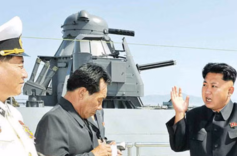 Hình ảnh Lãnh đạo tối cao Kim Jung Un của Triều Tiên bên cạnh một mẫu tàu chiến trang bị hệ thống pháo Gatling 30mm và 14.5mm.
