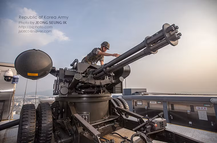Được biết hiện tại không chỉ Triều Tiên mà cả Hàn Quốc cũng trang bị số lượng lớn các mẫu súng Gatling trong hầu hết các binh chủng kể cả hải quân của nước này. Trong ảnh là hệ thống súng phòng không 20mm M167 Vulcan VADS của Quân đội Hàn Quốc.