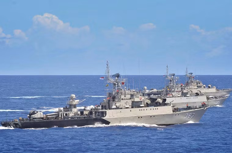 Cận cảnh biên đội tàu hộ vệ chống ngầm Parchim của Indonesia trong đó có cả tàu KRI Imam Bonjol mang số hiệu “383”.