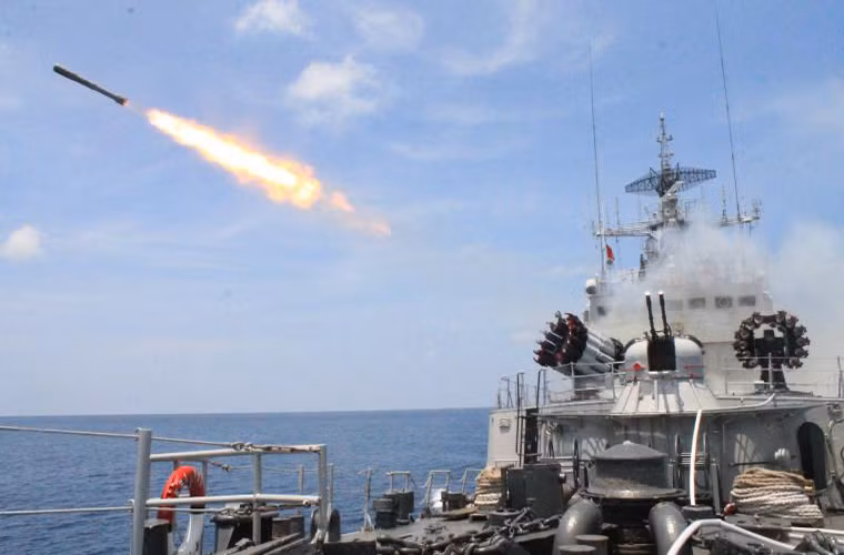 Trước khi được chuyển giao cho Indonesia các tàu Parchim cũng được nâng cấp hệ thống điều hòa không khí và hệ thống động cơ mới. Hệ thống vũ khí trên tàu cũng được giữ nguyên với hai tổ hợp rocket chống ngầm RBU-6000, một tháp pháo AK-230 30mm và một tháp pháo AK-725 nòng đôi 57mm.