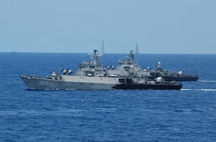 Chiếc tàu săn ngầm nã pháo cảnh cáo tàu cá là một trong những dòng tàu chiến chủ lực của Hải quân Indonesia. Nó còn được biết tới với cái tên Parchim - lớp tàu hộ vệ chống ngầm do Liên Xô phát triển. Indonesia mua lại biên đội tàu hộ vệ Parchim từ Cộng hòa Liên bang Đức vào năm 1992 với giá chỉ 12.7 triệu USD cho 16 chiếc.