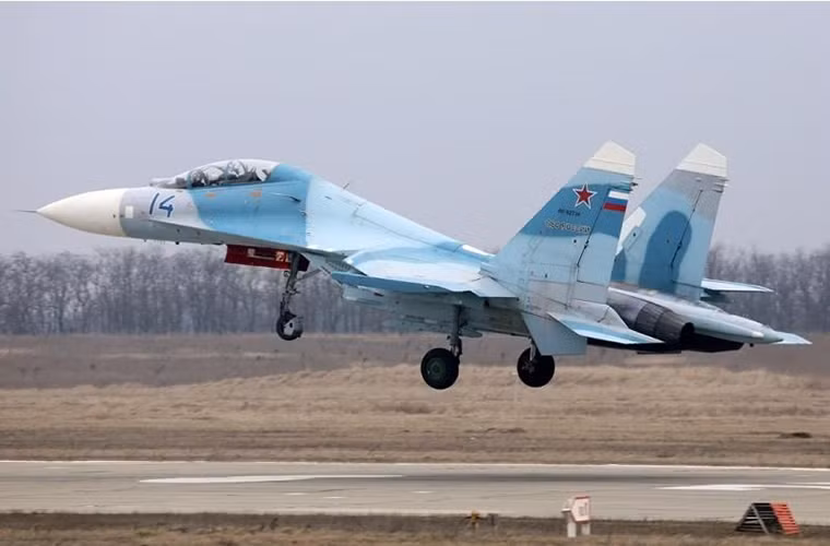 Trong ảnh là một chiếc Su-27UB thuộc Không quân Nga trong hoạt động huấn luyện phi công thường niên.