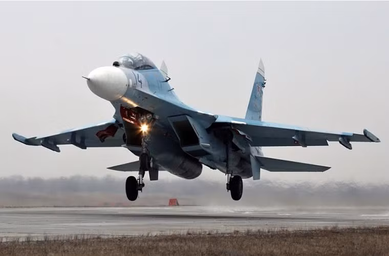 Những chiếc Su-27UB được sản xuất hàng loạt tại Irkutsk được giới thiệu lần đầu tiên vào năm 1986 và sau đó chúng được thử nghiệm bởi các phi công kỳ cựu của Không quân Nga là GE Bulanov và NN Ivanov.